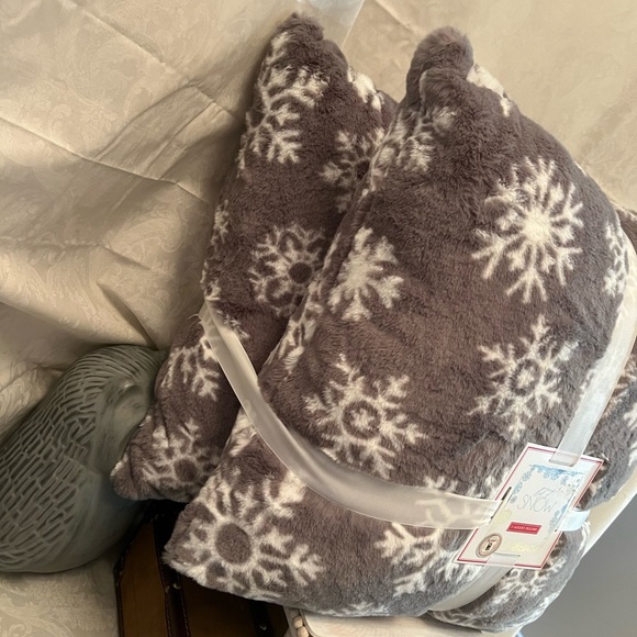 Dream Home Let It Snow Snowflake Pillows - Picture 3 of 6